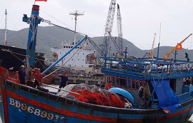Tàu cá BĐ-96899 TS đưa thi thể ngư dân Nguyễn Văn Tâm về cảng cá Quy Nhơn. Ảnh : Công Cường (BĐBP tỉnh Bình Định)