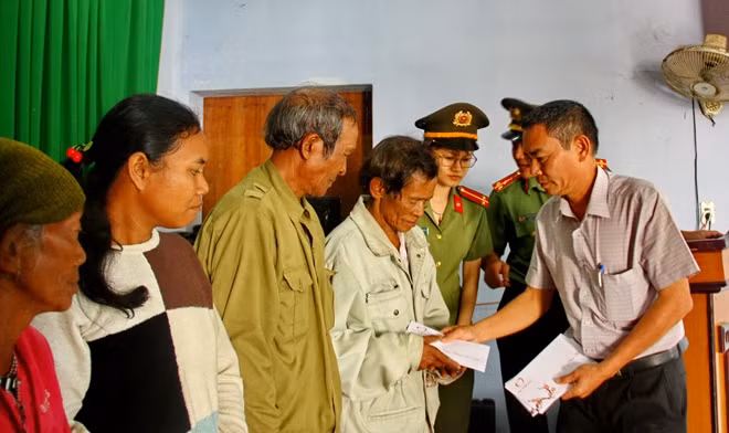 Đại diện Báo CAND trao quà tết cho người dân ở xã Phước Tân, huyện Bác Ái. Ảnh : K.N