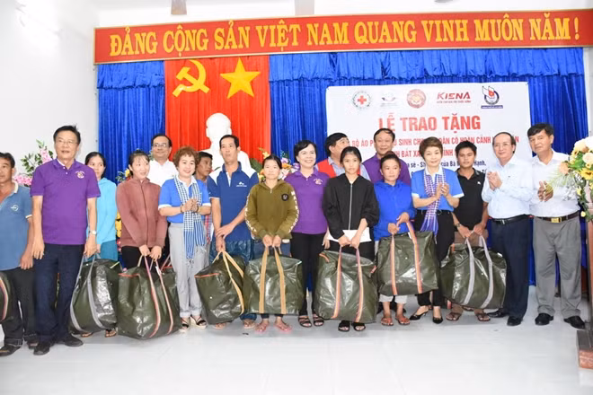 Nhóm thiện nguyện "Chia sẻ - Sharing" cùng lãnh dạo tỉnh Phú Yên trao tặng bộ phao cứu sinh cho ngư dân