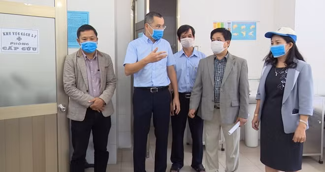 Chủ tịch UBND tỉnh Phú Yên - ông Phạm Đại Dương (thứ hai từ trái sang) đang kiểm tra hoạt động phòng, chống dịch COVID-19 tại Bệnh viện Đa khoa Phú Yên . Ảnh : Xuân Triệu