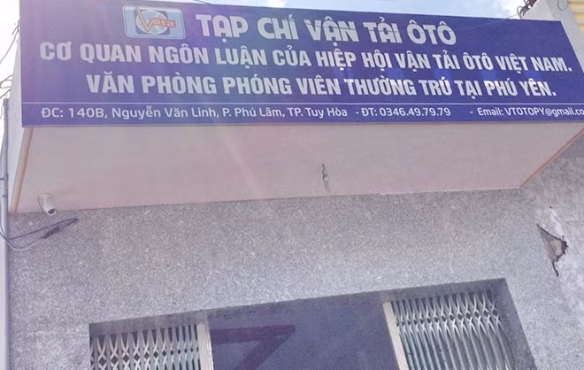 Bảng hiệu Văn phòng phóng viên thường trú được treo trái phép đã bị Thanh tra Sở TT-TT Phú Yên buộc tháo dỡ.