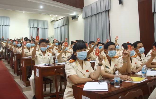 Các đại biểu tham dự Đại hội biểu quyết những nội dung văn kiện Đại hội. Ảnh: Hữu Toàn