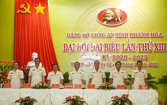 Đoàn chủ tịch Đại hội Đảng bộ Công an tỉnh Khánh Hòa nhiệm kỳ 2020-2025. Ảnh: Hữu Toàn