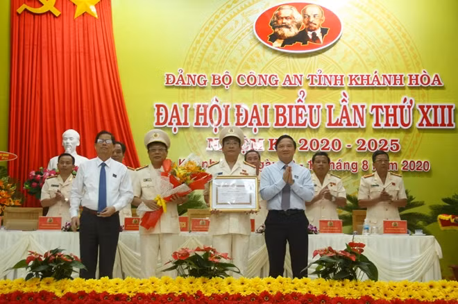 Đồng chí Nguyễn Khắc Định tặng bằng khen cho Đảng bộ Công an tỉnh Khánh Hòa nhiệm kỳ 2015-2020. Ảnh: Hữu Toàn