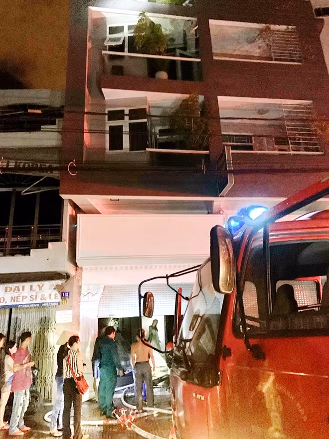 Cảnh sát PCCC tiếp cận căn nhà 4 tầng là hiện trường vụ cháy.