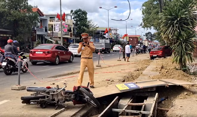 CSGT Công an huyện Diên Khánh khám nghiệm hiện trường. Ảnh : H.T
