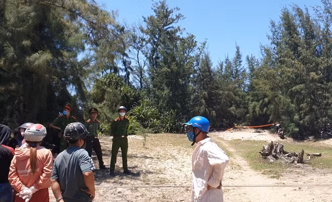 Công an thiết lập rào chắn tạm thời để bảo vệ hiện trường phục vụ công tác khám nghiệm