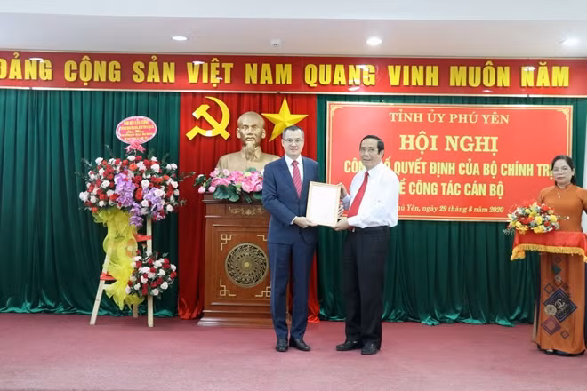 Đồng chí Nguyễn Thanh Bình, Phó Trưởng Ban thường trực Ban Tổ chức Trung ương trao quyết định chuẩn y Bí thư Tỉnh ủy Phú Yên cho đồng chí Phạm Đại Dương. Ảnh: Phạm Cường