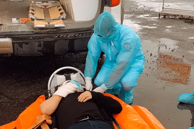 Kiểm tra sức khỏe nạn nhân