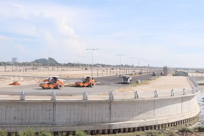 Một đoạn bờ kè và hạ tầng đô thị phía tả ngạn hạ lưu sông Ba