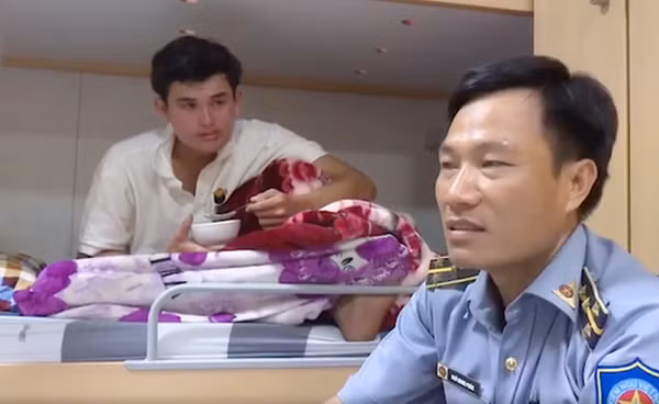 Cán bộ - chiến sĩ tàu KN-490 chăm sóc sức khỏe vừa bữa ăn cho ngư dân lâm nạn . Ảnh: Chi đội kiểm ngư 4