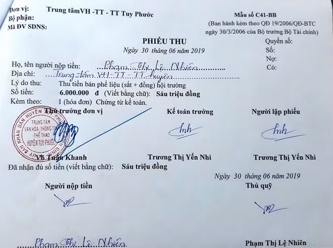 Phiếu thu do ông Võ Tuấn Khanh xuất trình có nội dung bán phế liệu sắt, đồng ở hội trường, trong khi chuông đồng là hiện vật lưu giữ trong kho. Ảnh : CTV