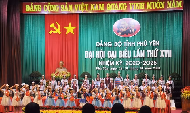 Đại diện thiếu niên - nhi đồng tỉnh Phú Yên chào mừng Đại hội