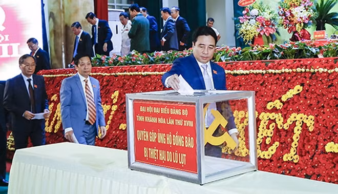 Đại biểu tham dự Đại hội Đảng bộ tỉnh Khánh Hòa khóa XVII quyên góp, ủng hộ đồng bào miền Trung bị thiệt hại do lũ lụt