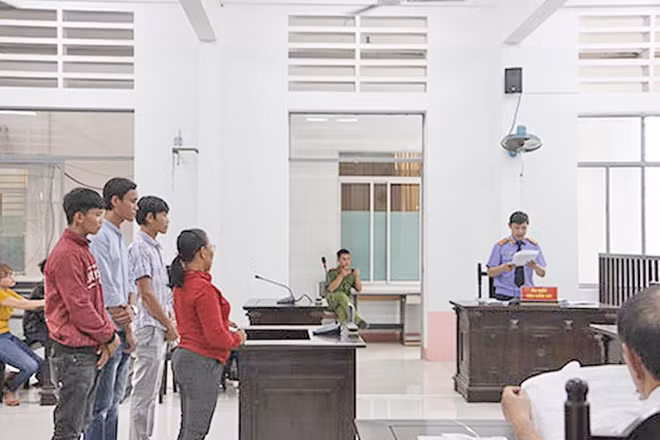 4 bị cáo tại phiên tòa sơ thẩm. Ảnh : N.V