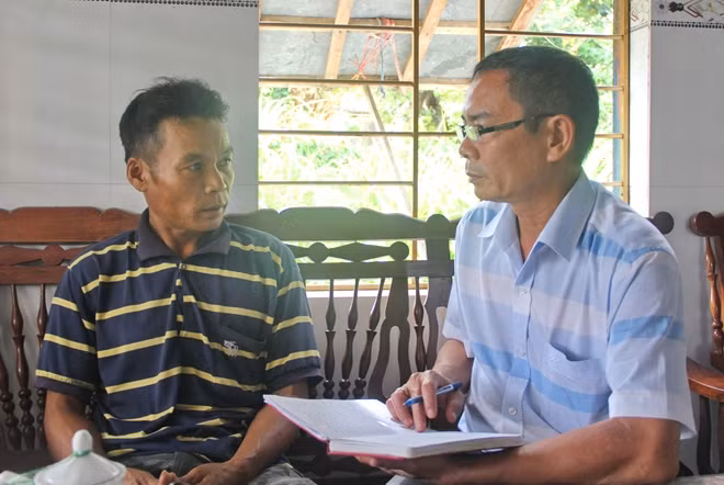 Ông Đoàn Châu Triệu - cha ruột của hung thủ Đoàn Công Minh (bên trái) đang trình bày vụ việc với phóng viên Báo CAND. Ảnh: CTV