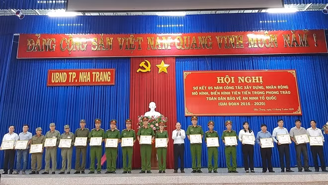Ông Nguyễn Anh Tuấn - Chủ tịch UBND TP Nha Trang trao giấy khen cho 20 cá nhân điển hình