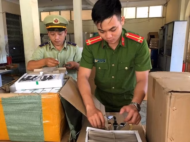 Cảnh sát kinh tế và Quản lý thị trường Phú Yên kiểm tra, lập biên bản tạm giữ lô hàng. Ảnh : QLTT