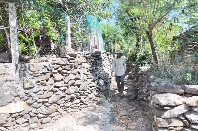 Những công trình bằng...đá trong không gian văn hóa đá ở làng biển Phú Hạnh. Ảnh : Hữu Toàn