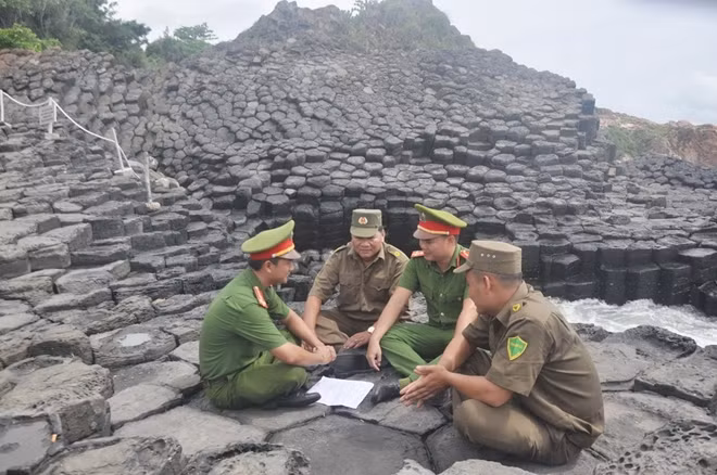 Công an xã An Ninh Đông tuần tra bảo vệ di tích danh thắng quốc gia gành Đá Đĩa. Ảnh : Hữu Toàn