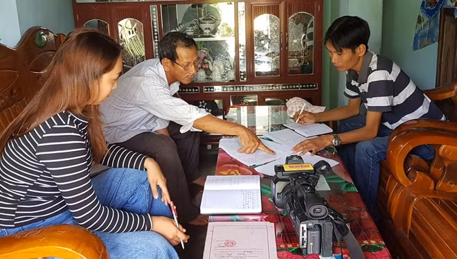 Trưởng thôn Phước Huệ, xã Xuân Quang 2, huyện Đồng Xuân (Phú Yên) trình bày những thiếu sót khi chi tiền hỗ trợ cho người dân khó khăn do đại dịch COVID-19