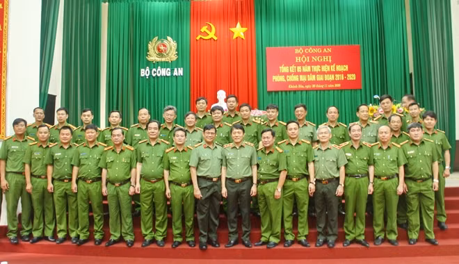 Thứ trưởng Lương Tam Quang chụp ảnh lưu niệm với một số đại biểu tham dự hội nghị. Ảnh : Hữu Toàn