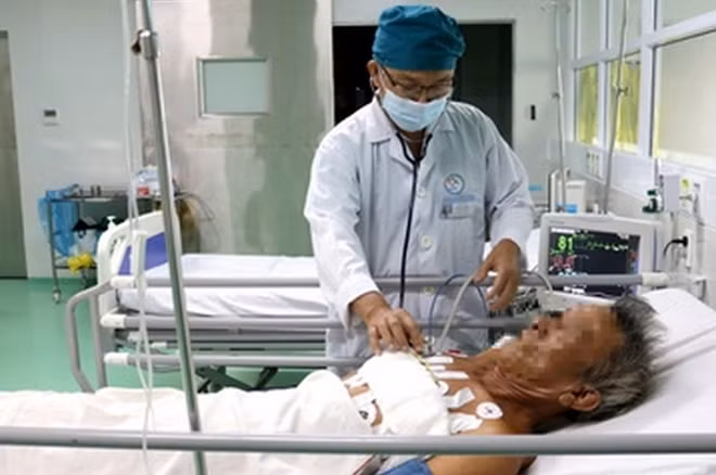 Kiểm tra, chăm sóc sức khỏe bệnh nhân sau ca phẫu thuật cấp cứu. Ảnh : BVĐK Ninh Thuận