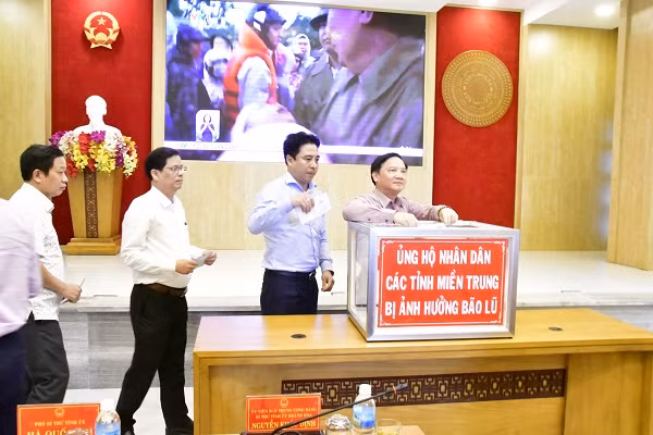 Lãnh đạo Tỉnh ủy, HĐND, UBND, Ủy ban MTTTQ Việt Nam tỉnh Khánh Hòa quyên góp ủng hộ. Ảnh: Minh Ngọc Lãnh đạo Tỉnh ủy, HĐND, UBND, Ủy ban MTTTQ Việt Nam tỉnh Khánh Hòa quyên góp ủng hộ. Ảnh: Minh Ngọc