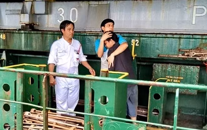 Ông Antonio - thuyền trưởng tàu Vega Kappa ôm chầm thủy thủ Kent Jaemarkc Torre khi gặp lại. Ảnh: BĐBP Ninh Thuận