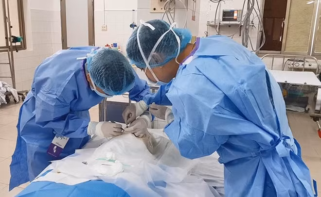 Các bác sĩ Trung tâm Mắt thuộc Bệnh viện Trung ương Huế thao tác lấy giác mạc của Nguyễn Võ Anh Tuấn hiến tặng