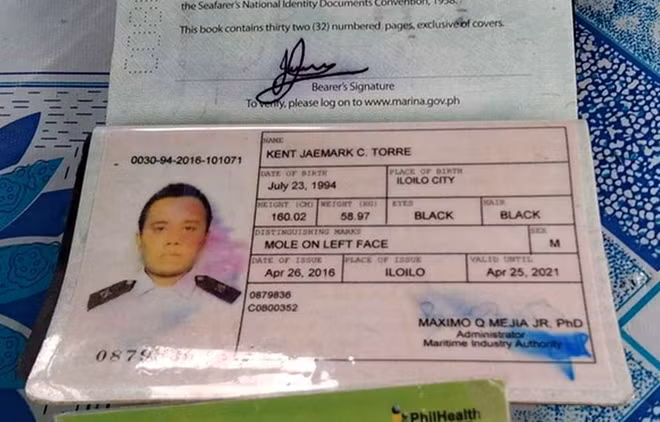 Hộ chiếu của ông Kent Jaemarkc Torre mang theo trong túi quần khi rơi xuống biển. Ảnh: BĐBP Ninh Thuận