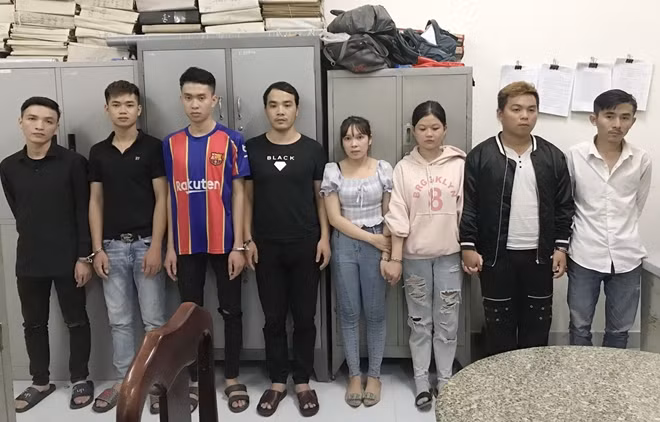 8 đối tượng trong nhóm cướp, bắt cóc nhằm chiếm đoạt tài sản đã bị bắt quả tang chiều ngày 18/10. Ảnh : Hữu Toàn