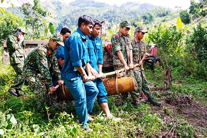 Công binh Bộ Chỉ huy quân sự tỉnh Khánh Hòa cùng Bân Chỉ huy Quân sự huyện Khánh Sơn và dân quân địa phương vận chuyển quả bom đến nơi tiêu hủy. Ảnh : Văn Điệp