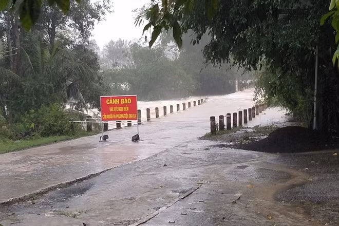 Biển cảnh báo nguy hiểm đã được lắp đặt tài những nơi mưa lũ ngập tràn