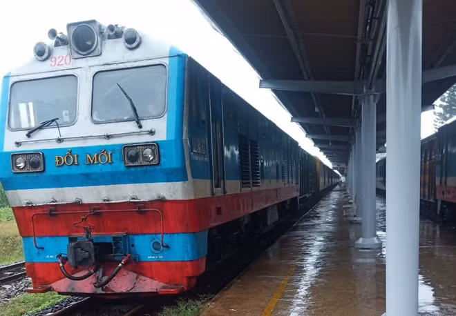 Hai đoàn tàu khách SE5, SE7 phải tạm dừng ở ga Tuy Hòa (Phú Yên) do sự cố mưa lũ tràn qua đường sắt ở xã Đại Lãnh, huyện Vạn Ninh, Khánh Hòa
