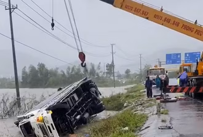 Cẩu kéo xe ô tô tải tự lật ra khỏi hiện trường vụ tai nạn