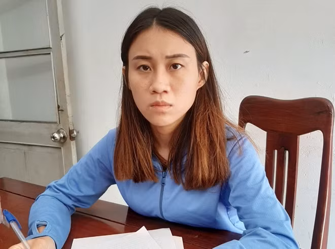 Đối tượng Nguyễn Thị Tuyết Quyền viết bản tự khai hành vi phạm tội sau khi bị Công an TP Tuy Hòa vây bắt quả tang.