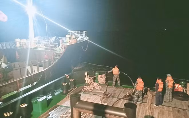 Cán bộ - chiến sĩ tàu 991 triển khai phương án cứu nạn - cứu hộ và lai dắt tàu vận tải biển GLOBE 6 xuyên đêm. Ảnh: Hữu Thắng