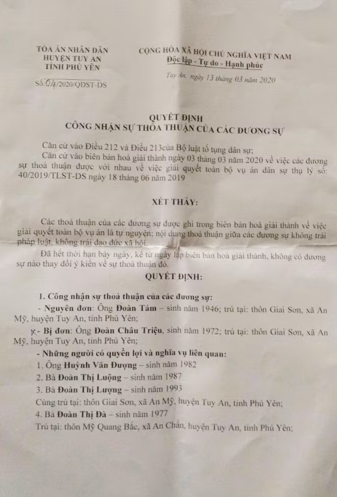 Quyết định của TAND huyện Tuy An ghi nhận sự tự nguyện phân chia đất đai cho ông Đoàn Tám và con trai Đoàn Châu Triệu. Ảnh : Hữu Toàn (chụp lại văn bản)