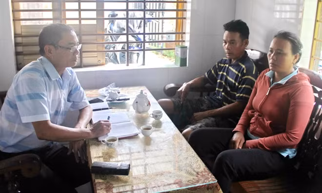 Vợ chồng ông Đoàn Châu Triệu trình bày vụ việc với PV Báo CAND. Ảnh : CTV