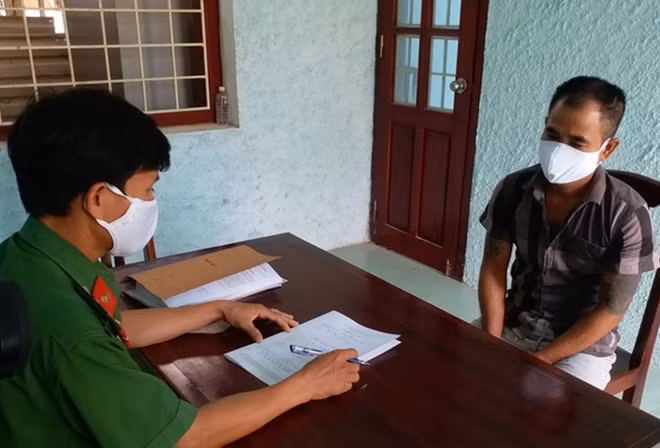 Điều tra viên Cơ quan CSĐT Công an huyện Vân Canh ghi lời khai của đối tượng Nguyễn Văn Thiện. Ảnh: Tấn Tài (CA Bình Định)