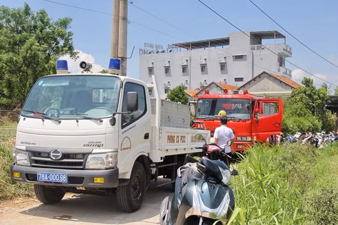 Trung tâm Y tế huyện Tây Hòa và Phòng Cảnh sát PCCC-CNCH Công an tỉnh Phú Yên huy động nhân lực và xe chuyên dụng đến hiện trường