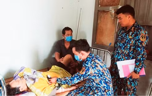 Các y bác sĩ bệnh xá đảo Sinh Tồn khám và điều trị bệnh nhân Nguyễn Chàm. Ảnh : Thế Anh