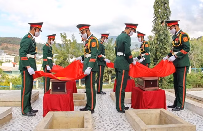 An táng 4 hài cốt liệt sĩ tại Nghĩa trang Hòn Dung. Ảnh : Thế Anh
