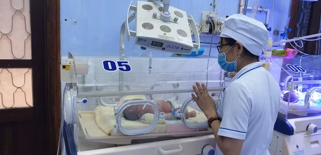Bé trai sơ sinh bị bỏ rơi đang được chăm sóc tại Bệnh viện Sản - Nhi Phú Yên sau ca cấp cứu kịp thời