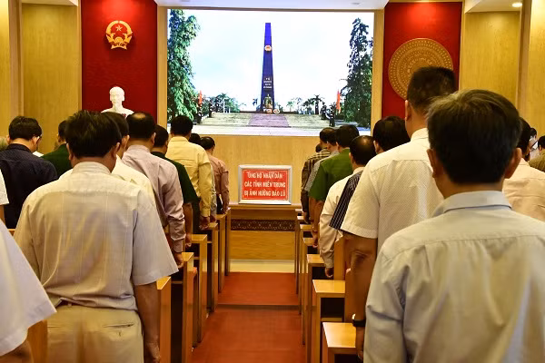 Cán bộ công chức các cơ quan ở tỉnh Khánh Hòa dành một phút mặc niệm cán bộ - chiến sĩ quân đội, công an và cán bộ dân sự đã hy sinh trong khi cứu nạn - cứu hộ tại các tỉnh miền Trung. Ảnh: Minh Ngọc Cán bộ công chức các cơ quan ở tỉnh Khánh Hòa dành một phút mặc niệm cán bộ - chiến sĩ quân đội, công an và cán bộ dân sự đã hy sinh trong khi cứu nạn - cứu hộ tại các tỉnh miền Trung. Ảnh: Minh Ngọc
