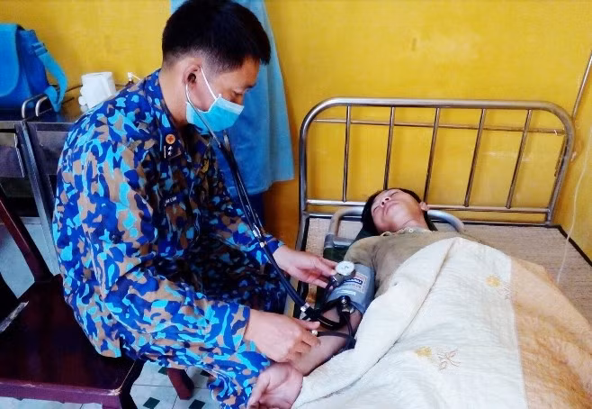 Quân y đảo An Bang kiểm tra sức khỏe bệnh nhân Huỳnh Tấn Vinh sau ca cấp cứu. Ảnh : Bệnh xá đảo An Bang