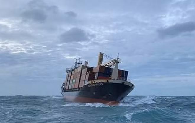 Sóng gió xô đẩy tàu Biendong Trader trôi dạt trên biển sau khi bị hỏng máy chính