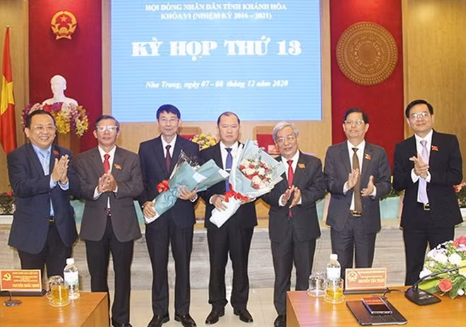 Lãnh đạo HĐND, UBND tỉnh Khánh Hòa tặng hoa, chúc mừng hai tân Phó Chủ tịch UBND tỉnh Nguyễn Anh Tuấn và Định Văn Thiệu