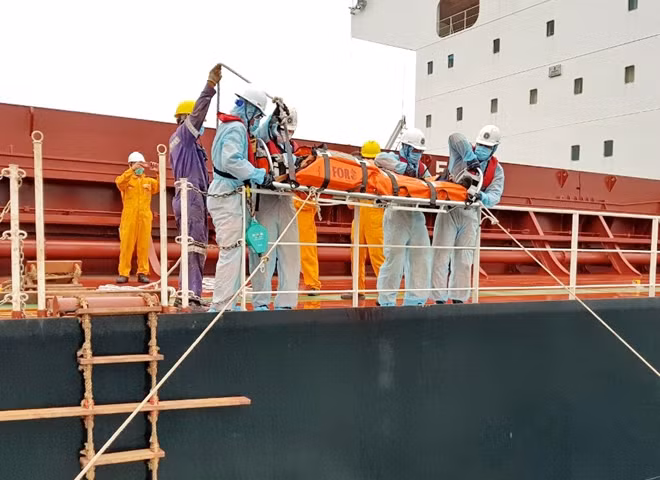 Nhân viên Nhatrang MRCC tiếp nhận bệnh nhân từ phao số 0